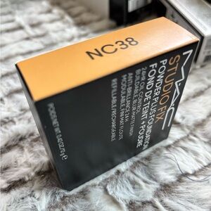 MAC Studio Fix Powder Plus Foundation NC38